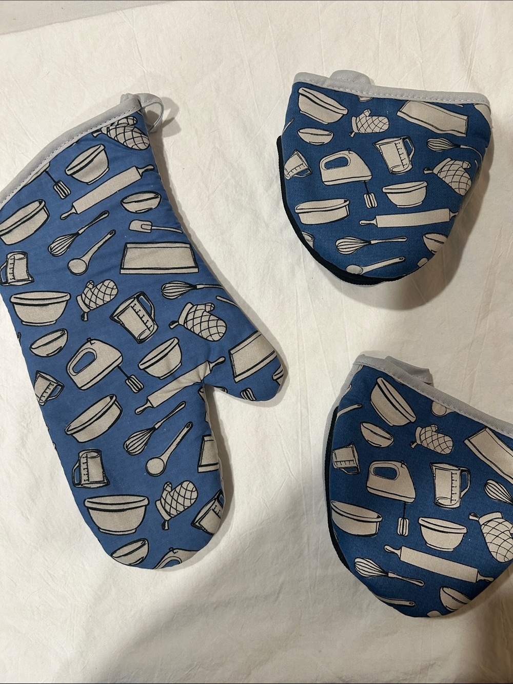 Kitchen set with spoon.